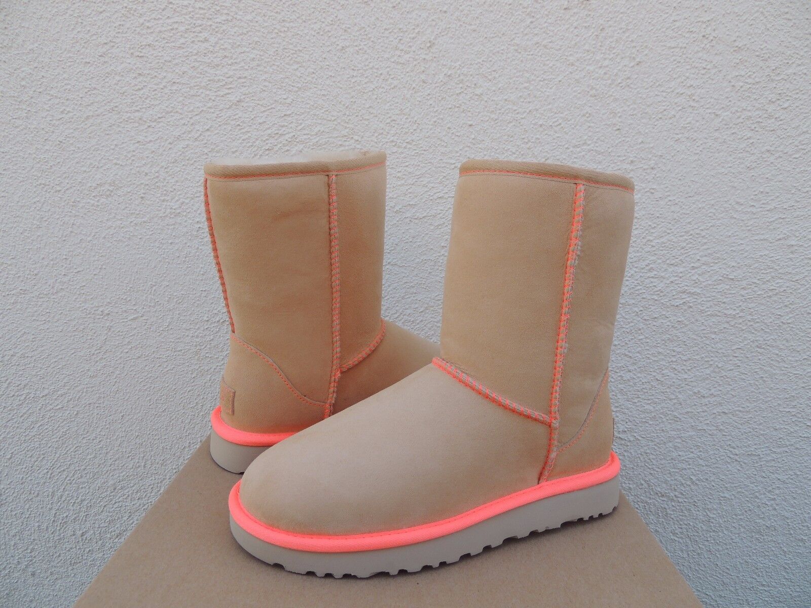 UGG SOFT OCHRE CLASSIC SHORT II NEON 