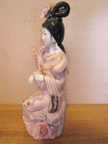 Beautiful Pink Japanese Figurine of a Lady with Flowers - Picture 6 of 13