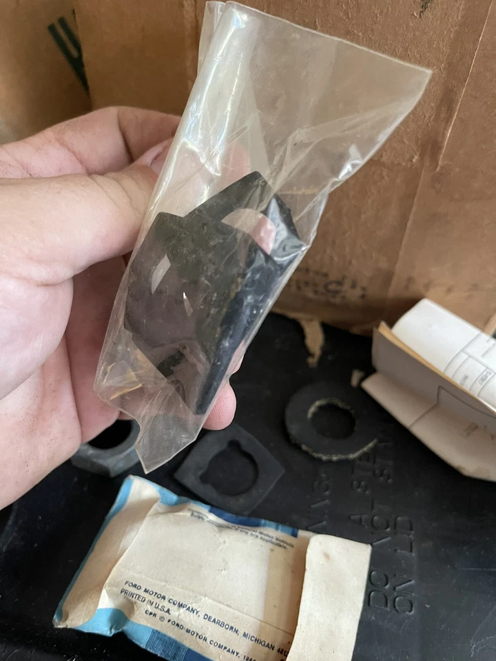 Ford Gran Torino Elite Maverick Ltd 1973-1976 emblema adorno capó galaxia nuevo en stock Foto 4 de 4