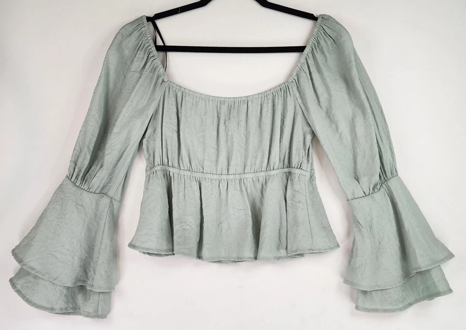 Camisa feminina Forever 21 pequena verde perfeita fora do ombro manga sino crop top - Imagem 2 de 4