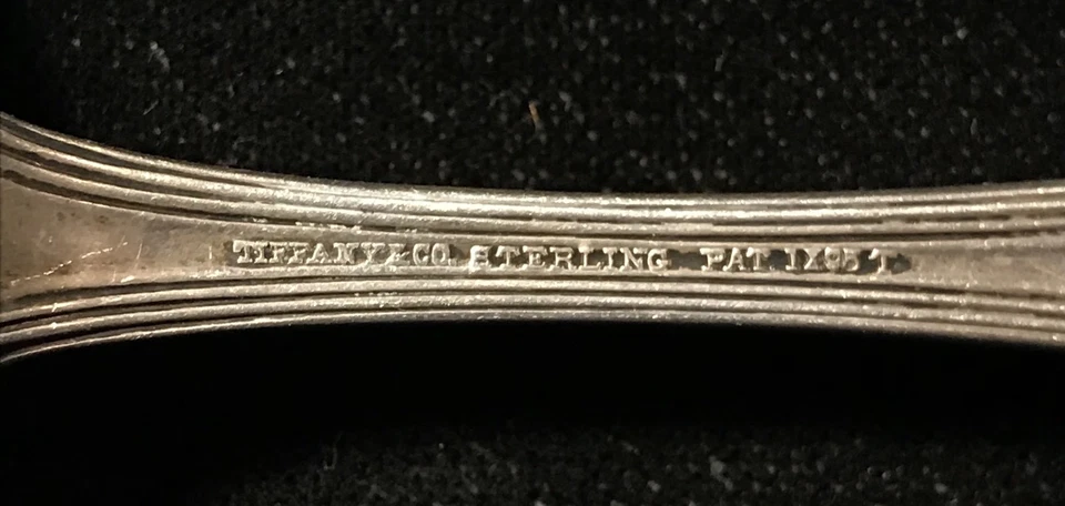 Cubiertos de plata de ley - Tamiz de azúcar colonial Tiffany pequeño con monograma Foto 3 de 4