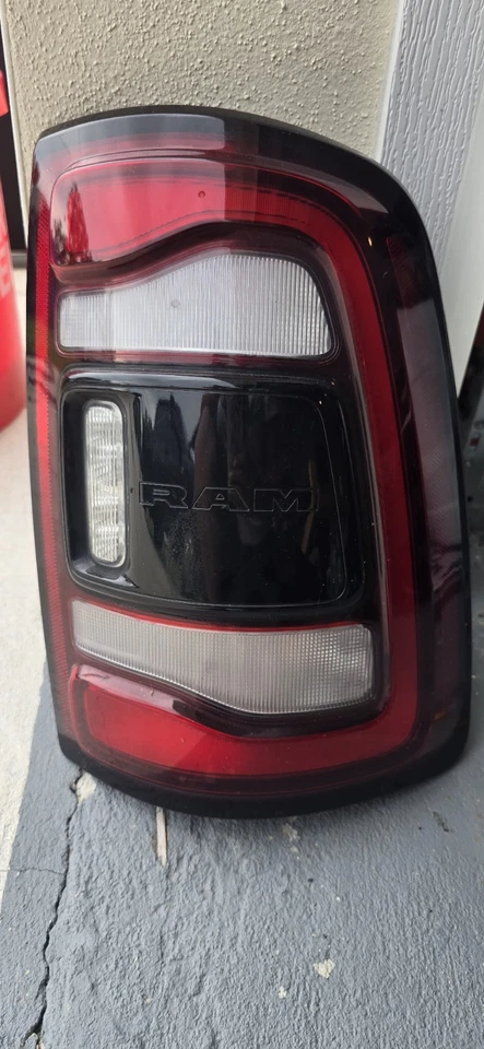 Camión Ram 3500 2021 retroiluminación edición noche con luces LED Foto 2 de 4