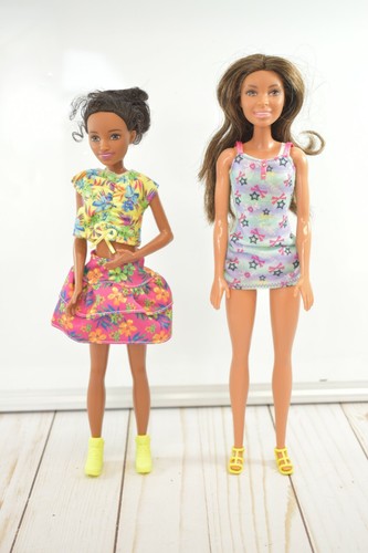 2 AFRICAN AMERICAN BARBIES COMPLETE OUTFITS AND SHOES FASHIONISTAS & SKI MATTEL