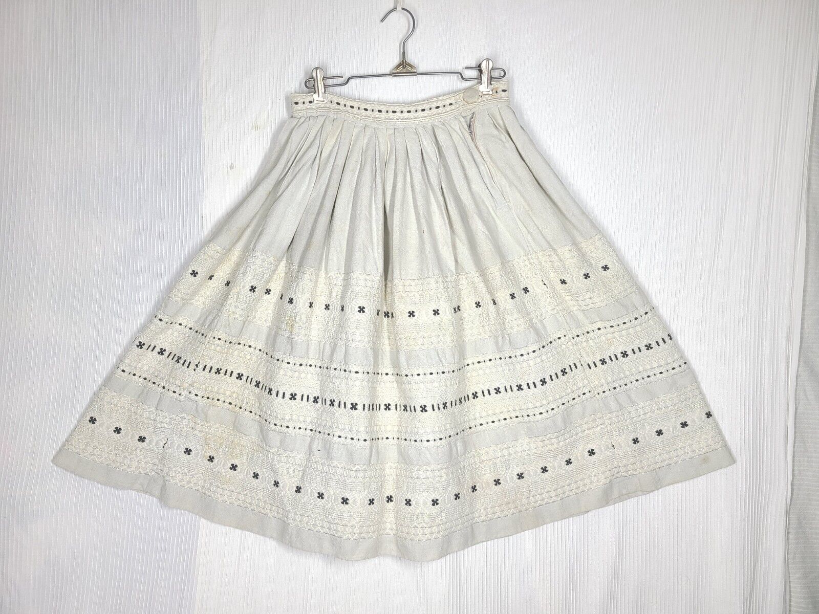 Vtg 60s Silver Sparkle Pleated Full Skirt Border … - image 7