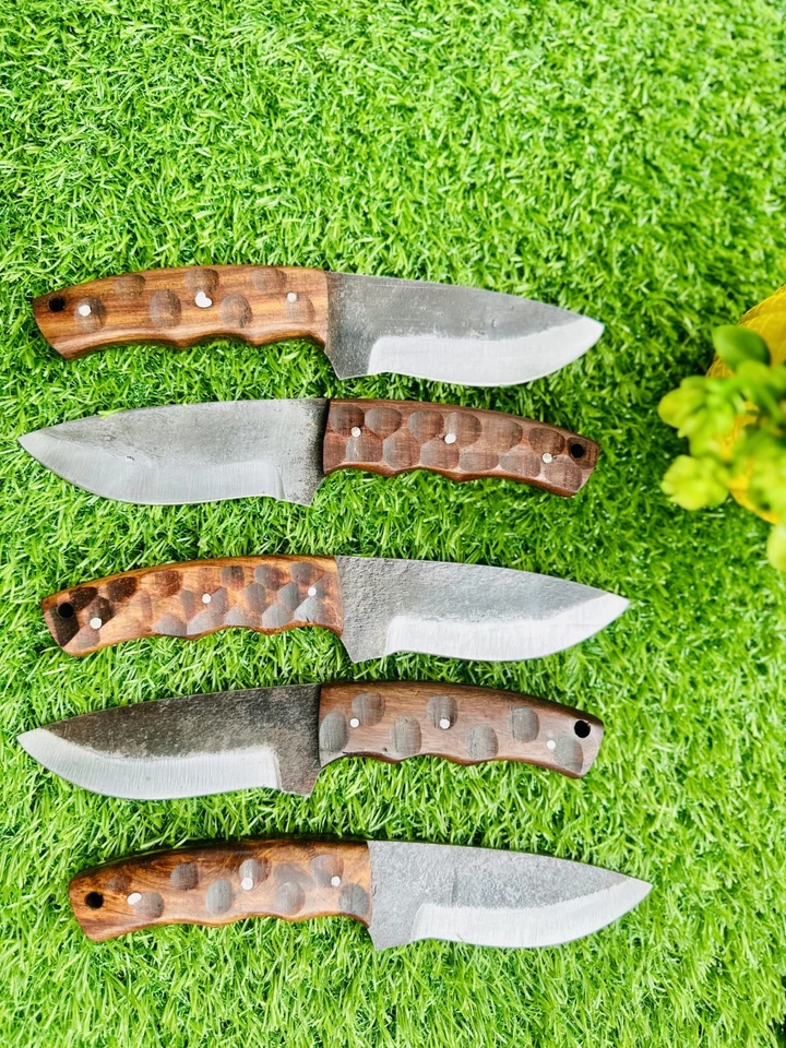 lote de 5 cuchillos desolladores damasco con mango de palo de rosa y paquete de cuero Foto 3 de 4