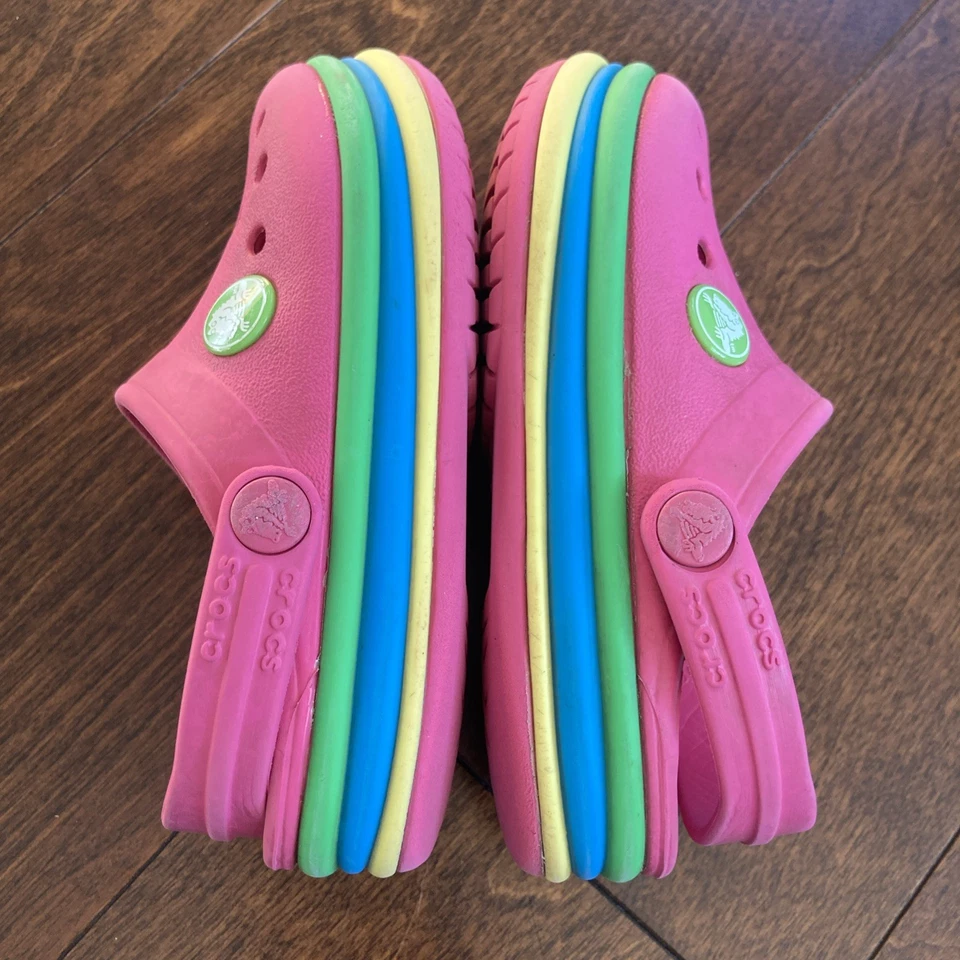 Zuecos clásicos Crocs arco iris rayas niños pequeños talla C8 rosa verde azul amarillo Foto 4 de 4