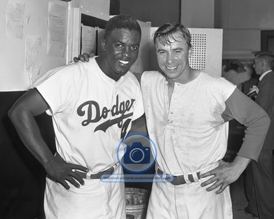 JACKIE ROBINSON AND PEE WEE REESE SMILING HUGGING BASEBALL PLAYERS 8X10 PHOTO