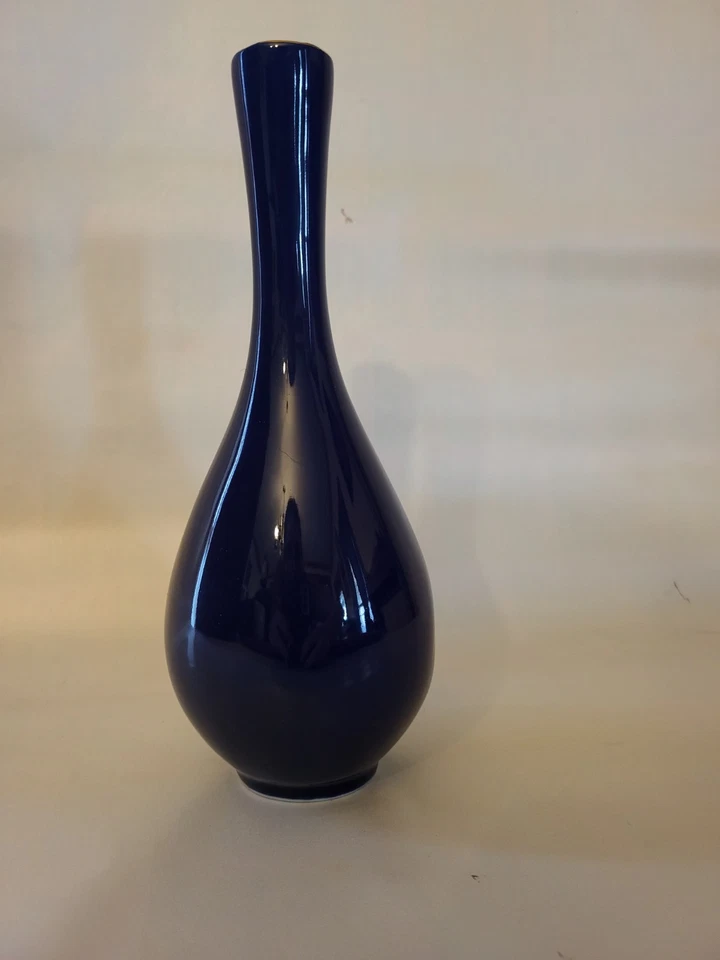 Jarrón vintage de porcelana azul cobalto con patrón de crisantemo Foto 3 de 4