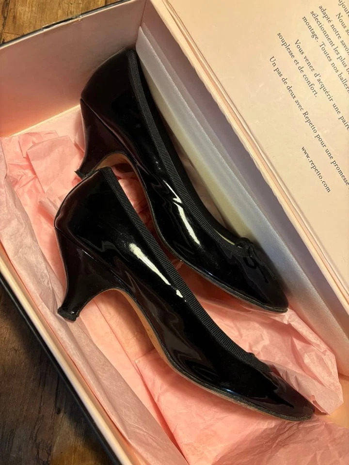 Raro Repetto Negro Esmalte Ballet Pisos Tacón Bajo Talla 37.5 EE. UU. 6.5 Poco Usado Foto 3 de 4