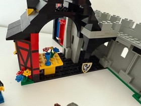 Lego Castle Lion Knights 6067:Guarded Inn Complete