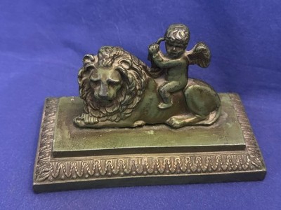 alte Metall Figur als Tischschmuck Eisen grün lasiert Putto auf liegenden Löwen