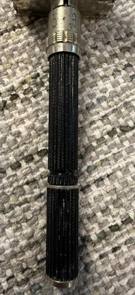 Maquinilla de afeitar de seguridad Gillette Black Beauty ajustable de colección con estuche cepillo y hojas cromadas Foto 3 de 4