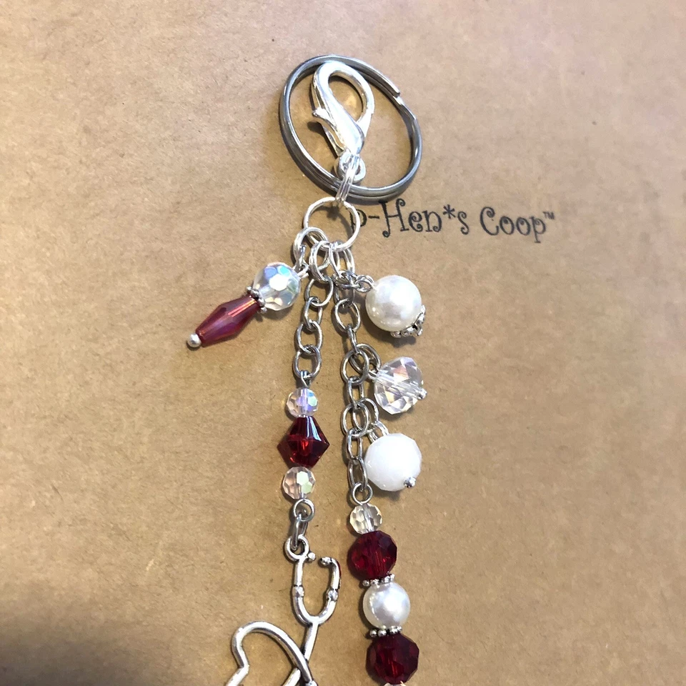 Gorra de enfermeras con estetoscopio rojo/blanco monedero encanto llavero FOB hecho a mano EE. UU. 579 Foto 2 de 3