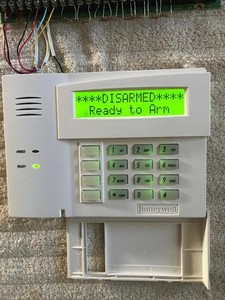 Teclado Alfanumérico Honeywell 6160RF: Versatilidad y Conectividad para tu Seguridad