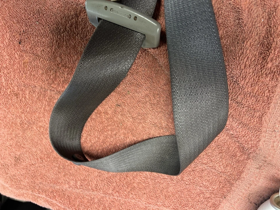 2006-2007 saturn vue gray LH drivers front seatbelt retractor OEM — 第 4/4 张图片
