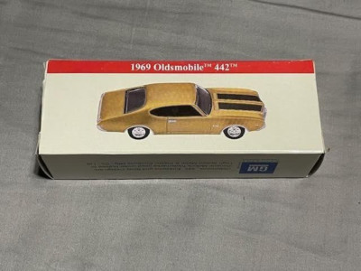 1969 Oldsmobile 442 Readers Digest Edition 1/64 2001 GM Diecast Box 53