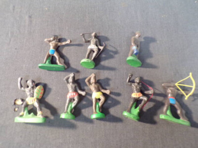 8 alte farbige DDR Figuren