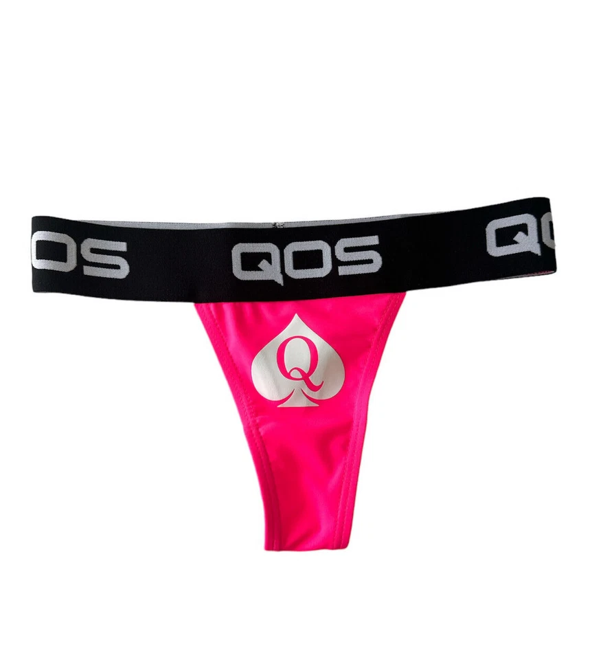 Tanga Rosa Caliente Oficial Icónico Marca QOS - Bragas Hotwife Reina de Picas Foto 2 de 4