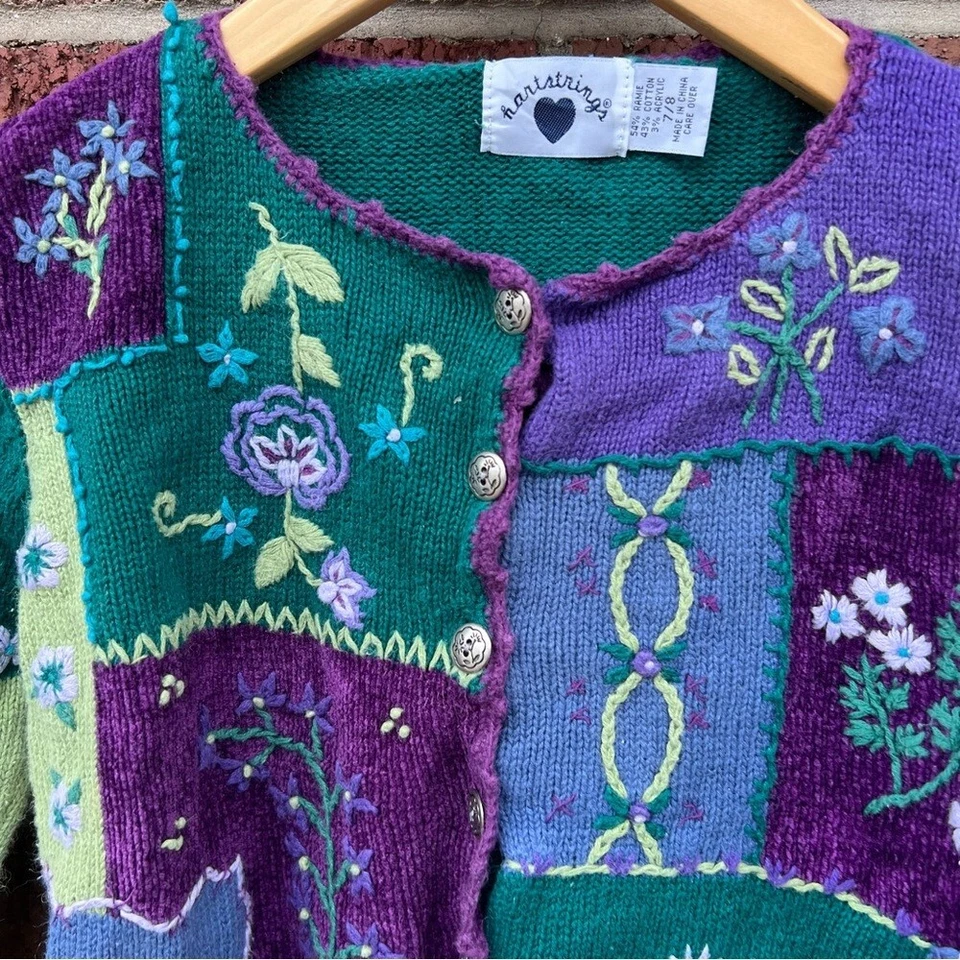 Cárdigan Suéter Heartstrings Verde y Púrpura Floral Grueso Tejido Con Botones Foto 2 de 4
