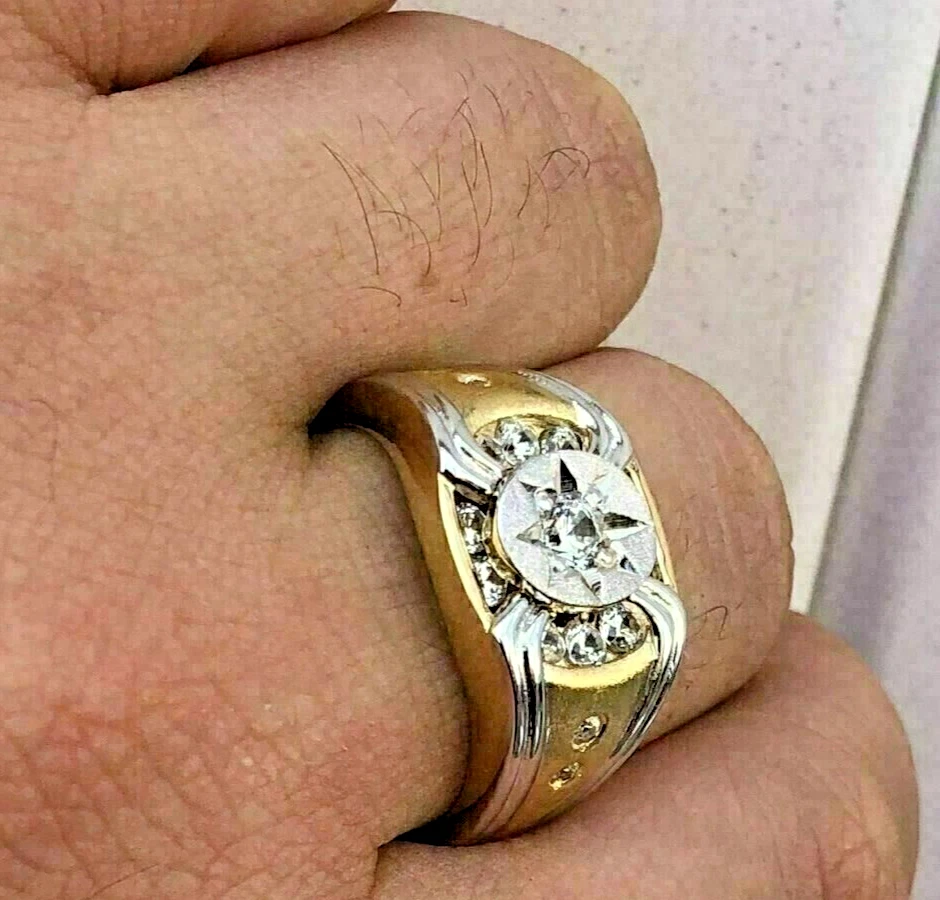 Anel de noivado masculino vintage de moissanita corte redondo folheado a ouro amarelo 18K 1,20 ct - Imagem 2 de 4