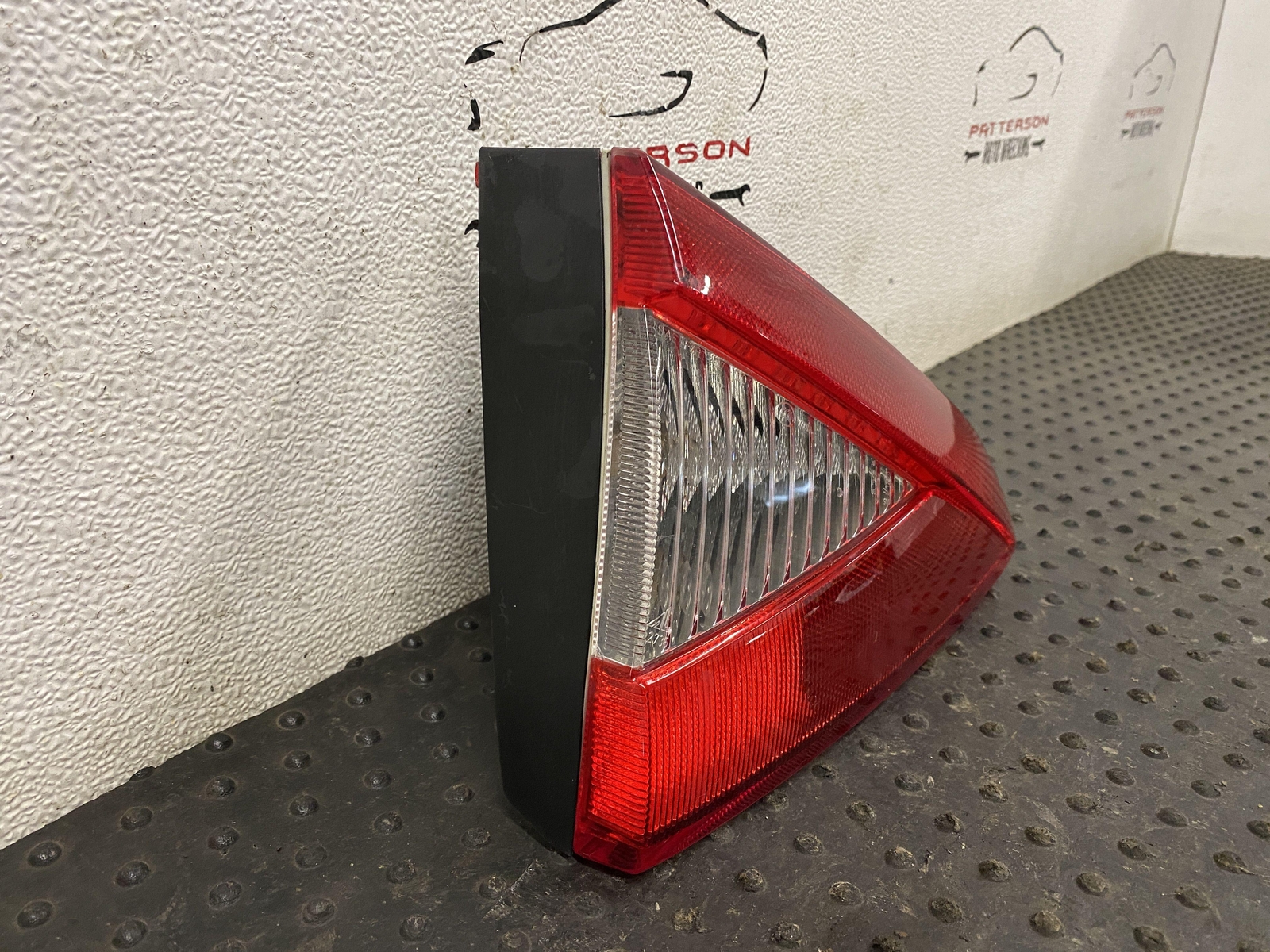 08-11 MASERATI GRANTURISMO S DRIVER LEFT SIDE DECK MOUNTED TAIL LIGHT LAMP