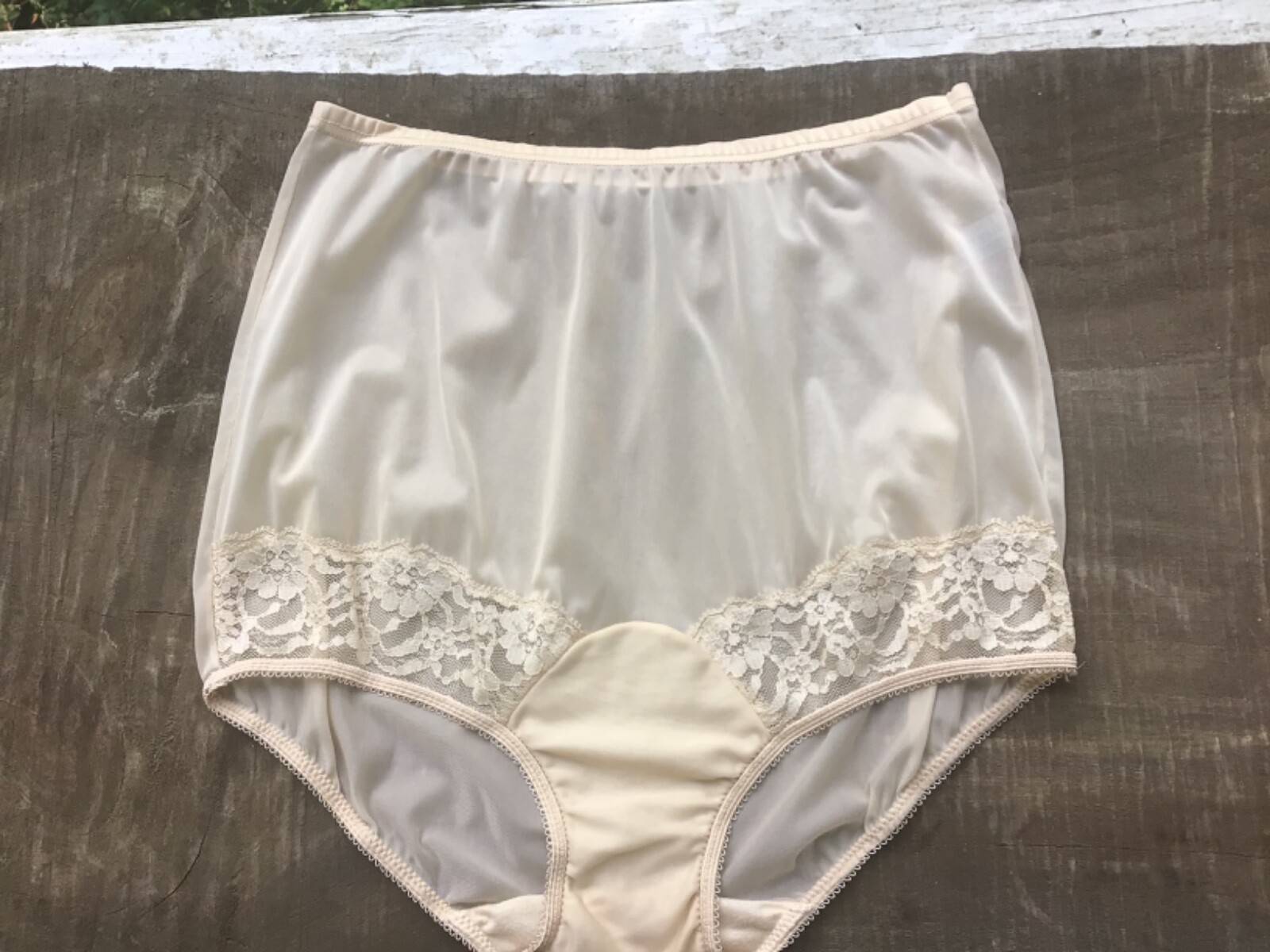 Vintage Vanity Fair Panties Size 4 Applied Lace Gem