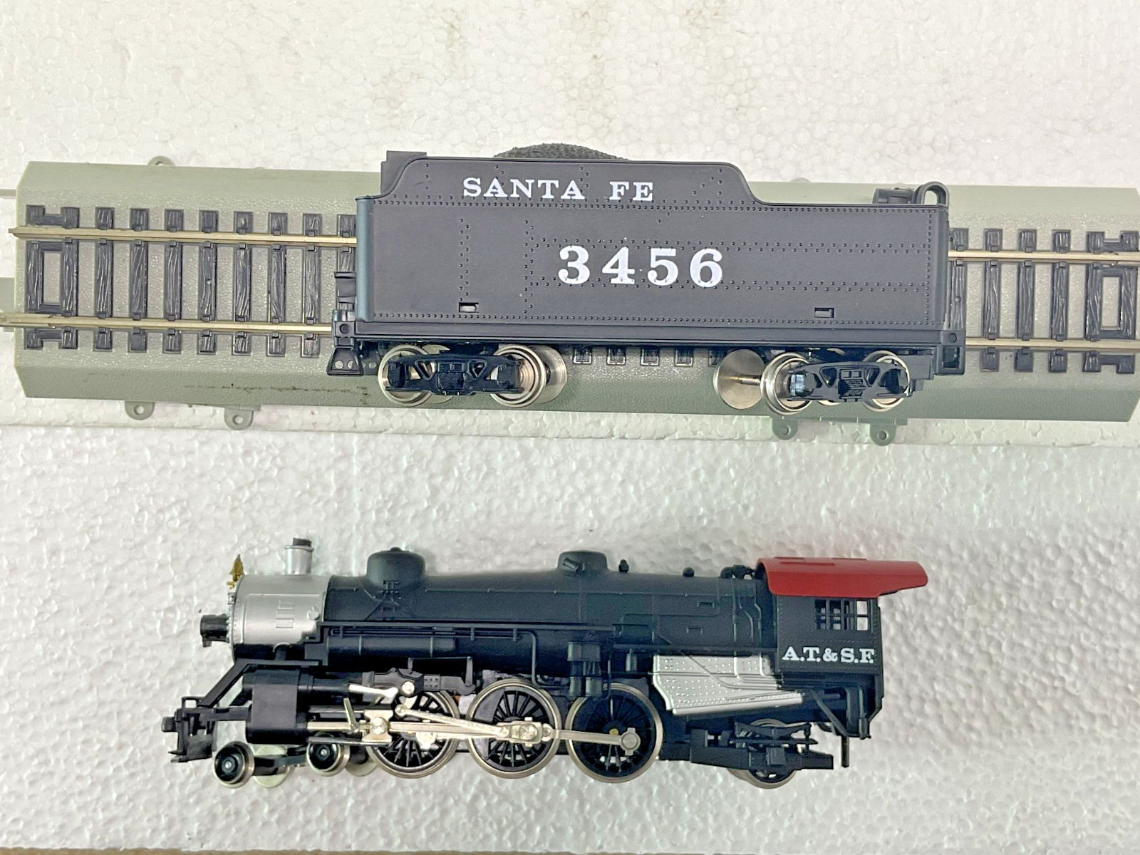 Model Power HO 4-6-2 Steam Locomotive A.T. & S.F. #3456 with 6 Passenger Cars