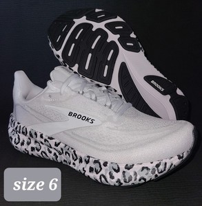 Brooks Revel 9 Women's Running Shoes Mesh White Grey Black Animal Print Size 6