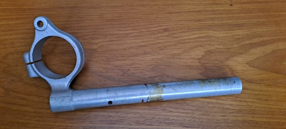 SUZUKI GSXR 1100 LOSA CLIP LATERAL EN MANILLAR USADO Foto 2 de 3