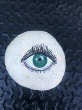 Bed stone hand painted green eye on river rock yard art, rock garden, home decor