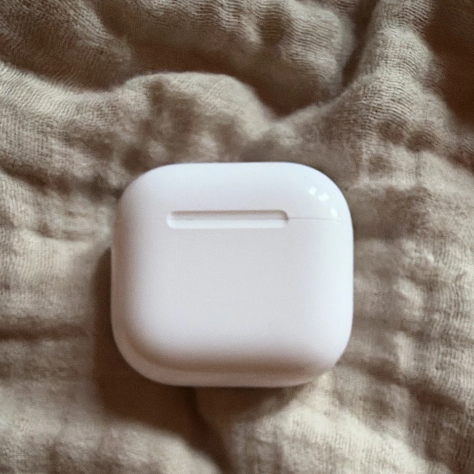 Apple AirPods 5 In-Ear Bluetooth Earbuds with Wireless Charging Case White., photo 3 of 5