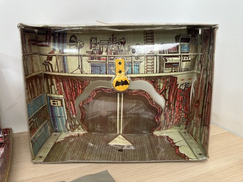 Juego de Baticueva Mego DC Comics 1974 de Colección con Señal de Murciélago y Computadora de Murciélago Sin Pole - Imagen 14 de 24