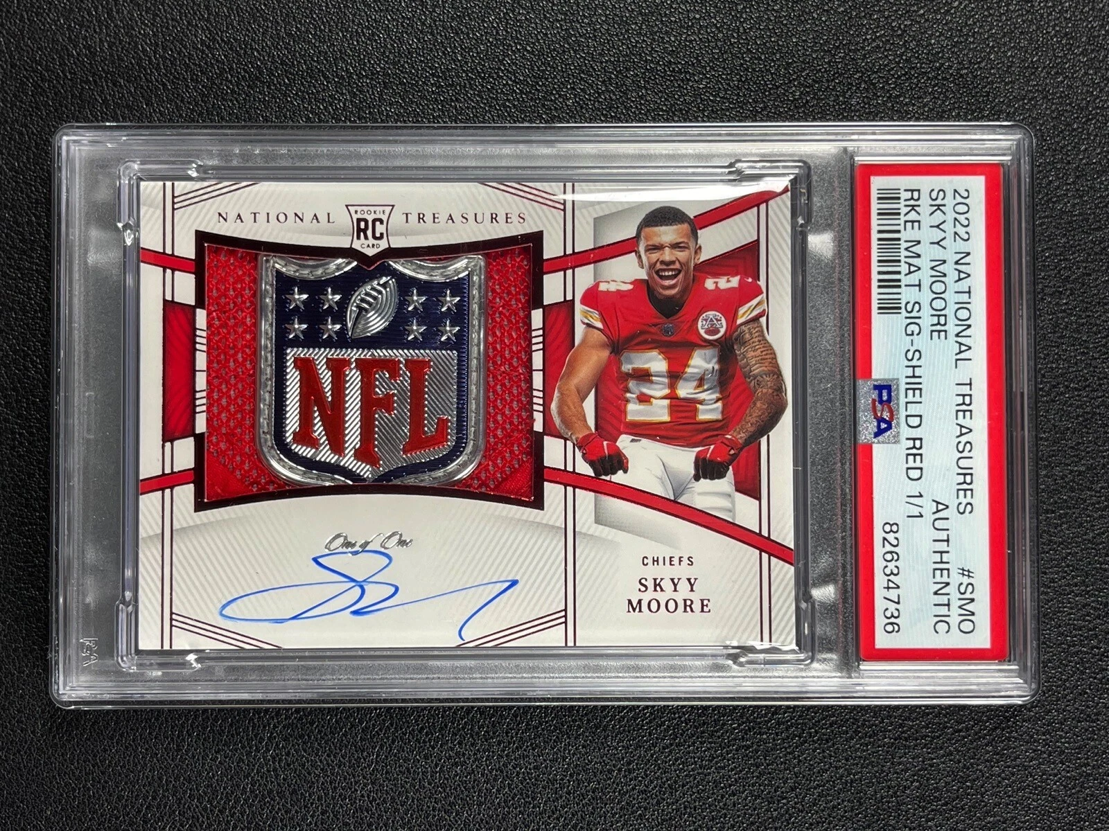 Skyy Moore Panini National Treasures Rookie Material Signature #SMO NFL Shield Red 1/1
