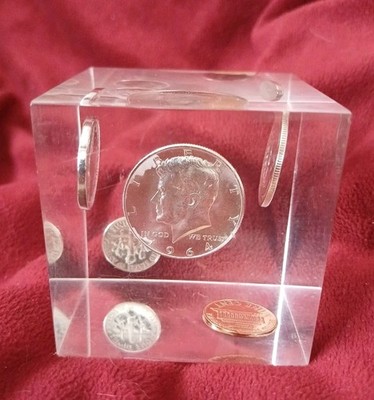 Lucite Briefbeschwerer Würfel fünf unzirkuliert 1964 Münzen Silber Kennedy Half Dollar