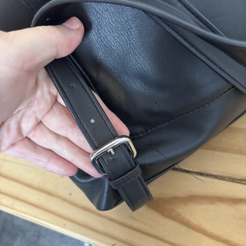 Mochila para mujer DKNY negra con monograma buen estado - Imagen 7 de 13