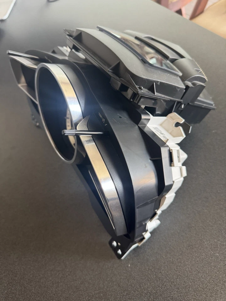 Cuadro de instrumentos velocímetro Mazda 3 2016 con pantalla frontal 1.280 millas Foto 2 de 4