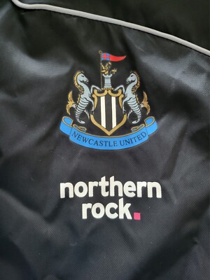(送料込) Newcastle United 黒 northern rock Adidas Jersey Newcastle Northern Rock Black Striped Size S