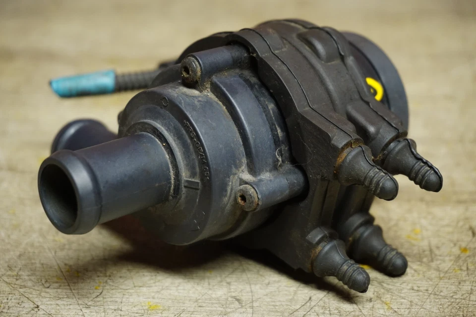 2004 VOLKSWAGEN TOUAREG 7L 4.2L ГАЗ ВСПОМОГАТЕЛЬНЫЙ ВТОРИЧНЫЙ ОХЛАЖДАЮЩЕЙ ЖИДКОСТИ ВОДЯНОЙ НАСОС OEM - Изображение 2 из 4