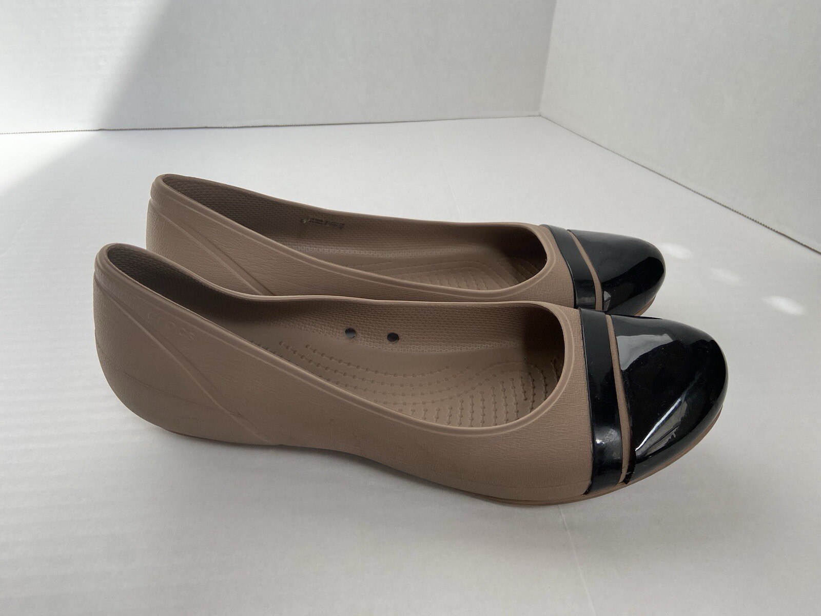 Crocs Flats Womens Shoes Round Toe Brown Taupe Black Size 11 Cap Toe Comfort Tan-image
