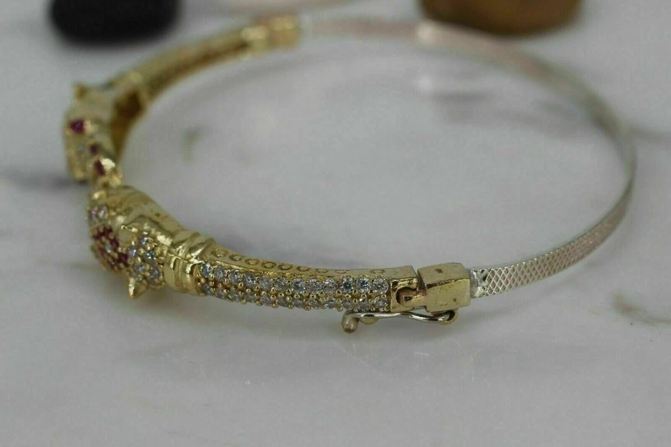 Brazalete brazalete de diamantes y rubíes simulados de corte redondo de 4 quilates enchapado en oro amarillo de 14 quilates Foto 2 de 3
