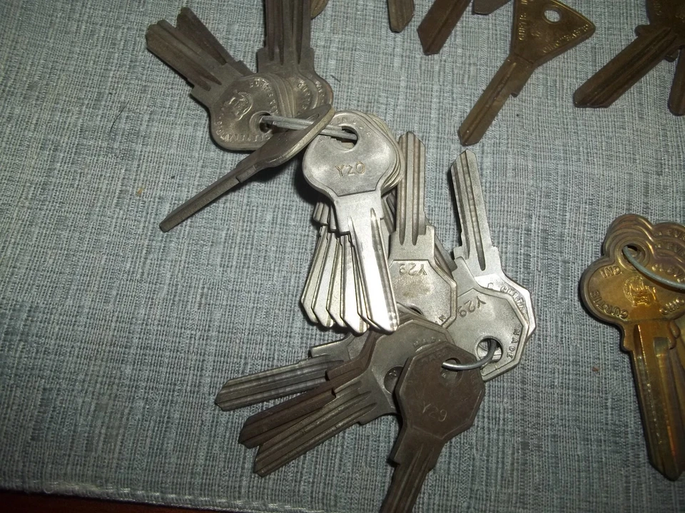 Lot of 100  vintage NOS Curtis KEY BLANKS WITH BULLDOG LOGO (LOT K) - Image 2 of 4