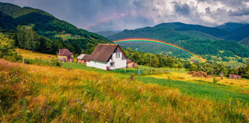 Riesiger Bogen im Sommerregen. Panoramablick auf das Dorf Kvasy, Transkarpatien, - Bild 1 von 14