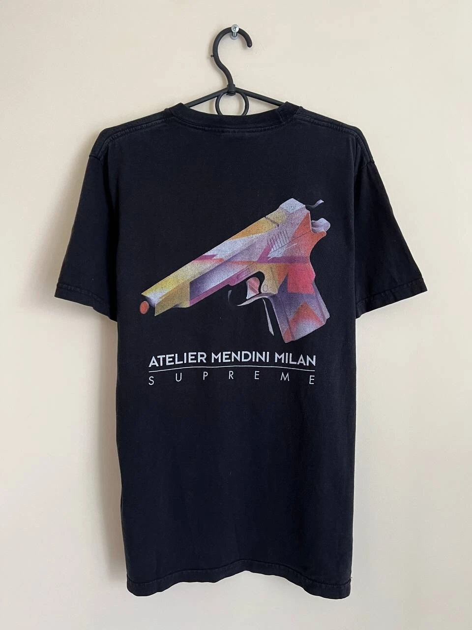 T shirt noir Supreme Atelier Mendini Milan logo pistolet taille M homme