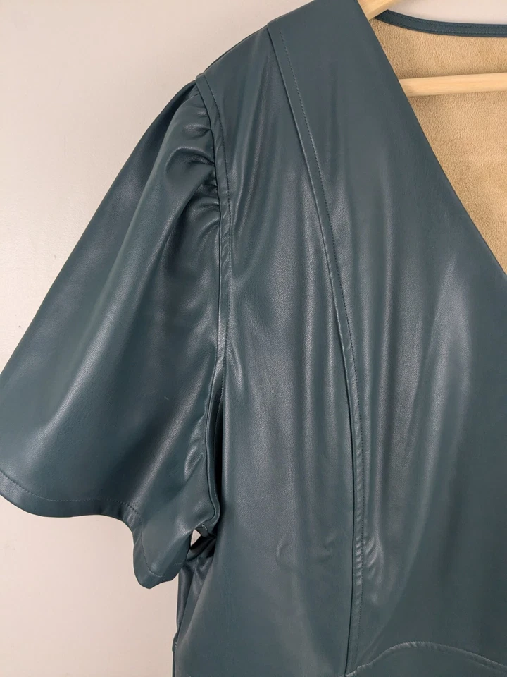 Топ Ann Taylor из искусственной кожи с коротким рукавом с v-образным вырезом XXL плюс зеленый эластичный праздничный - Изображение 3 из 4