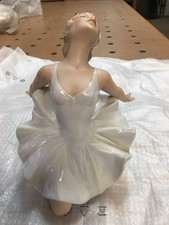Vintage Wallendorf China Figurine Ballet Dancer