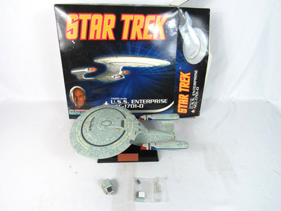 Star Trek USS Enterprise NCC-1701-D 1/2000 Scale Electronic Diamond Select CIB