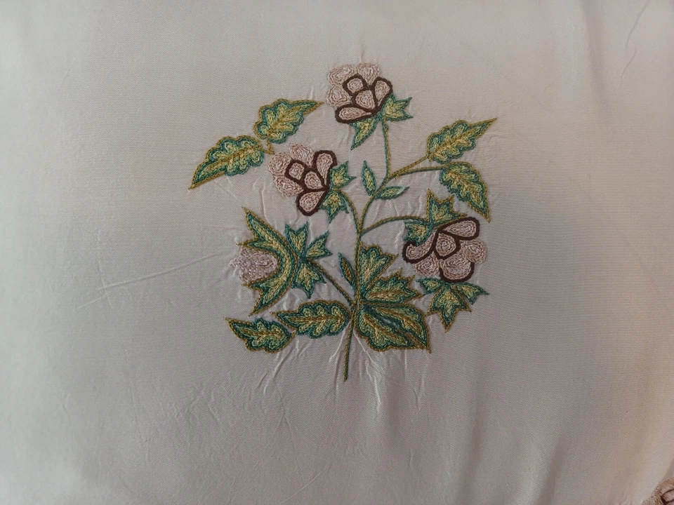 Almohada hecha a mano TRAVERS LEVASSEUR 100 % seda marfil pluma, verde/bronceado Foto 2 de 3