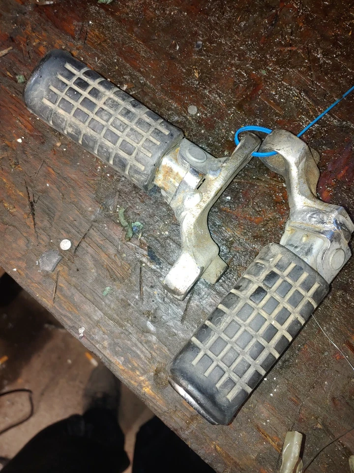 1983 1984 1985 Honda nighthawk 650SC  driver foot pegs - Image 2 of 2