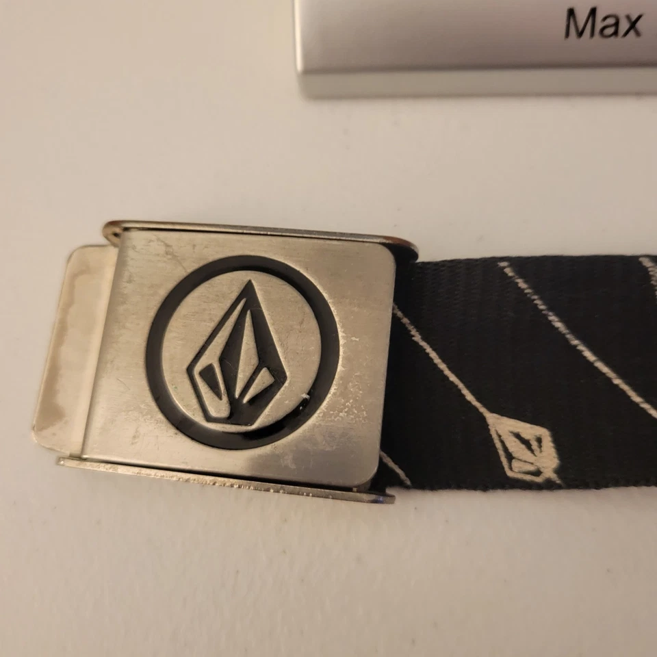 Volcom Men's Black diagnol striped logo belt Size 45 total length - Image 4 of 4