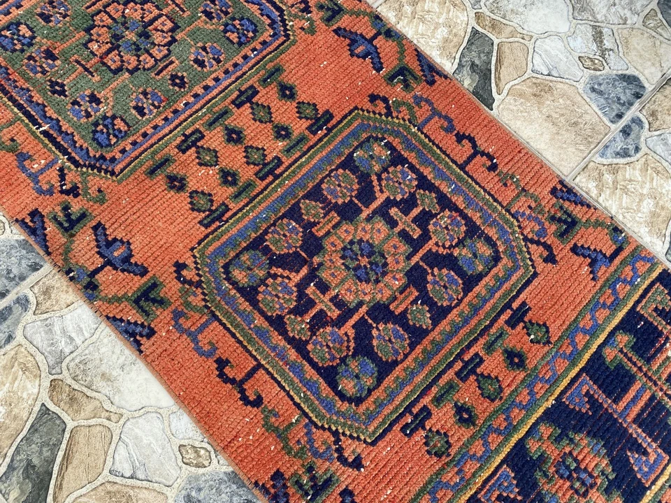 Alfombra turca pequeña vintage hecha a mano tribal de Anatolia hecha a mano de la década de 1980 2,2 x 5,7 pies Foto 3 de 4